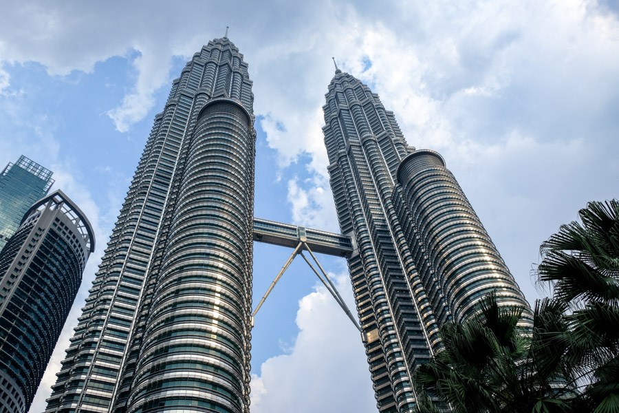 Tháp đôi Petronas nhìn từ dưới lên (Ảnh: Internet)