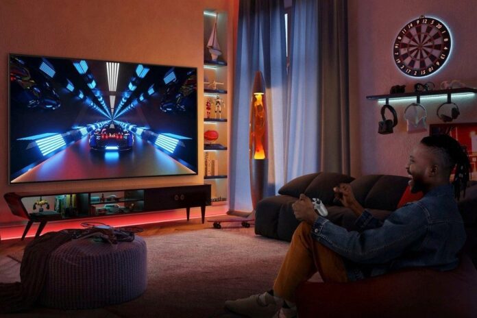 Chơi game trên TV LG QNED80 URA trong phòng khách (Ảnh: Internet)