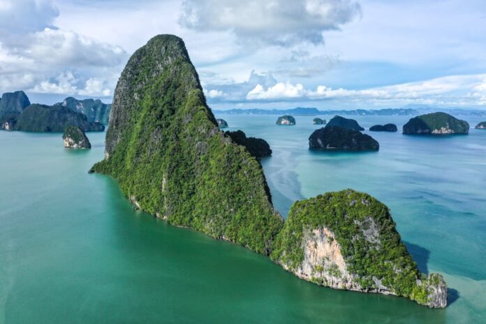 Những hòn đảo hùng vĩ của vịnh Phang Nga nhìn từ trên cao (Ảnh: Internet)