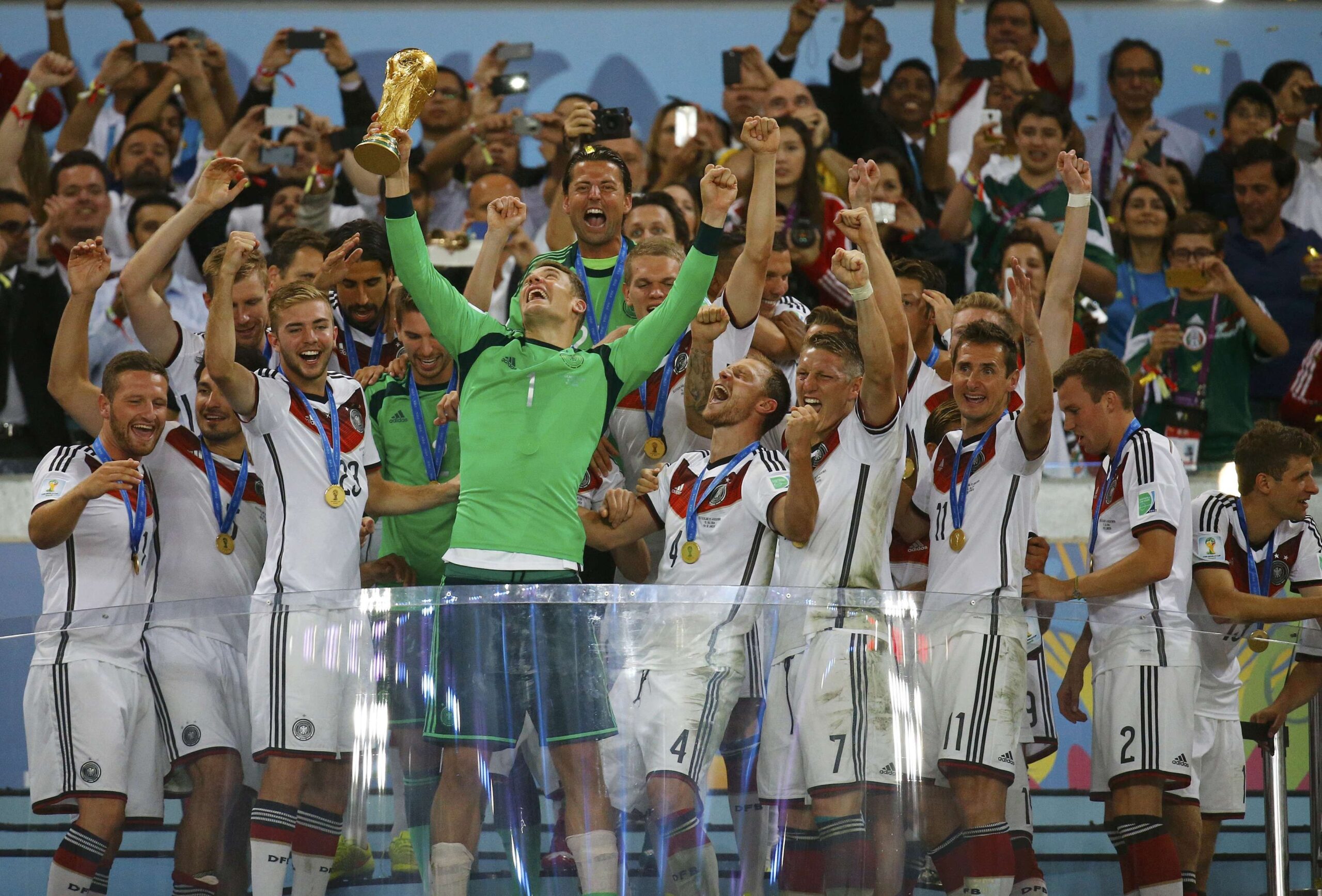 Neuer nâng cao chiếc cúp danh giá nhất hành tinh cùng chức vô địch FIFA World Cup 2014 (ảnh: Internet)