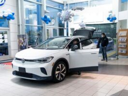 Xe điện Volkswagen ID.4 được trưng bày ở đại lý VW tại California (Ảnh: Internet)