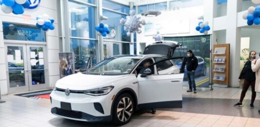 Xe điện Volkswagen ID.4 được trưng bày ở đại lý VW tại California (Ảnh: Internet)