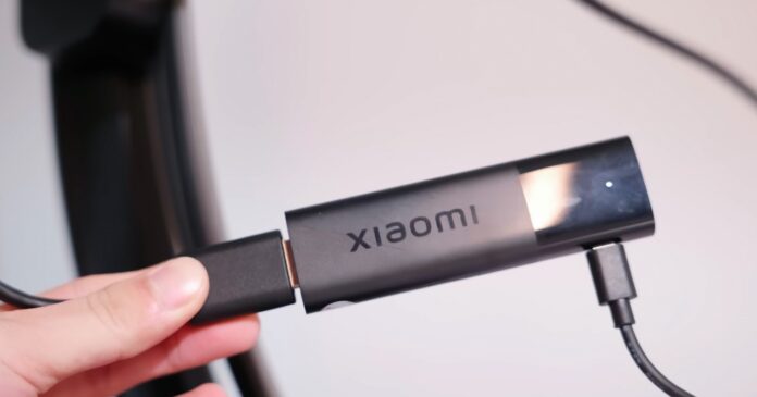 Kết nối Xiaomi TV Stick 4K với nguồn điện qua cáp micro-USB được tặng kèm (Ảnh: Internet)