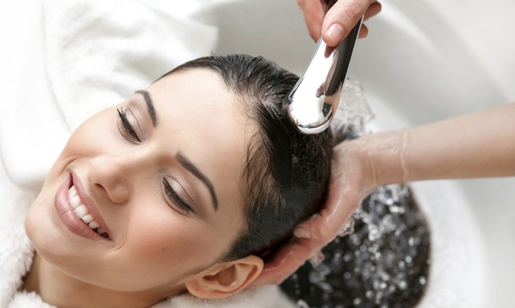 Gội đầu đúng cách sẽ đem lại hiệu quả dưỡng tóc cho bạn (Nguồn: Internet)
