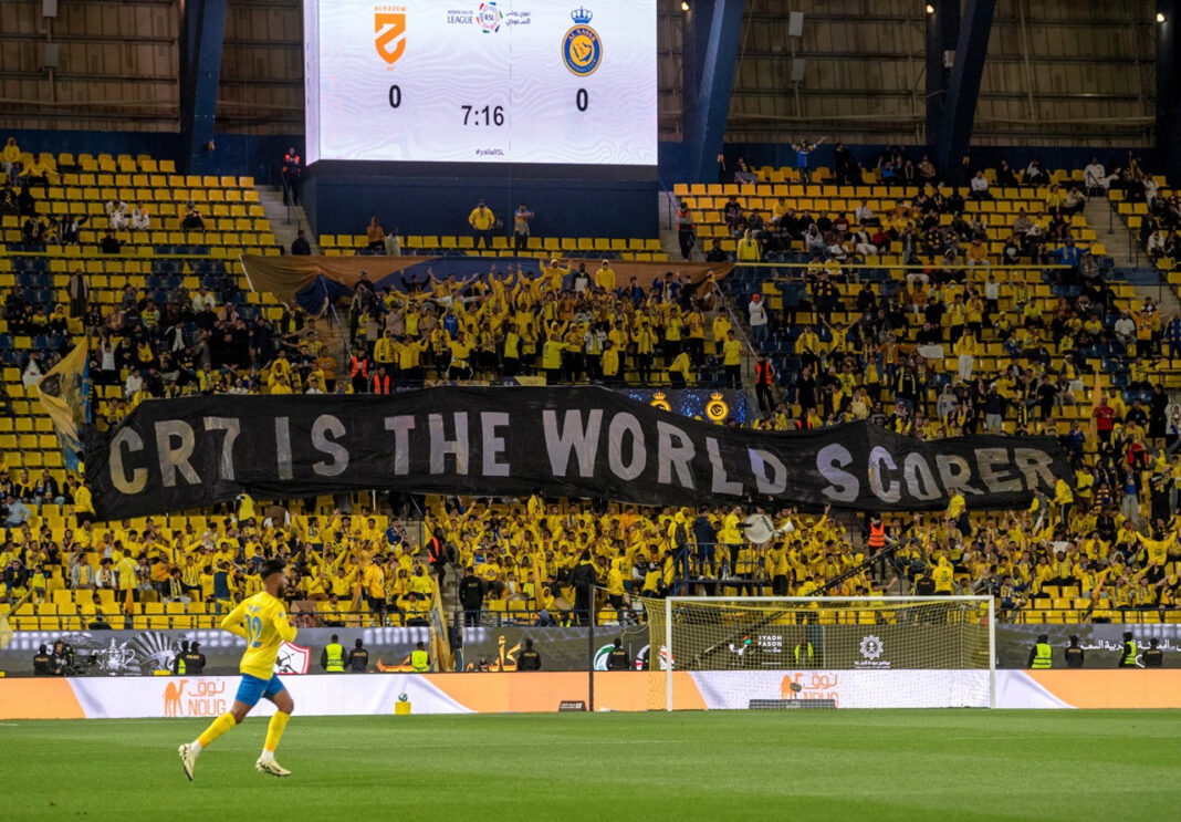 CĐV Al Nassr căng banner ủng hộ CR7 (Nguồn: Internet)