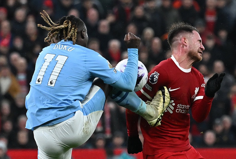 Alexis Mac Allister của Liverpool bị Jeremy Doku của Manchester City đá trong một tình huống gây tranh cãi (Ảnh: Internet)