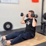 7 bài tập thể dục tổng hợp giúp bạn có cơ bụng 6 múi và tăng sức mạnh toàn cơ thể Ngồi đẩy tạ (Ảnh: Internet)