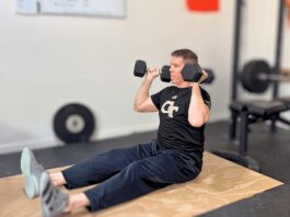 7 bài tập thể dục tổng hợp giúp bạn có cơ bụng 6 múi và tăng sức mạnh toàn cơ thể Ngồi đẩy tạ (Ảnh: Internet)