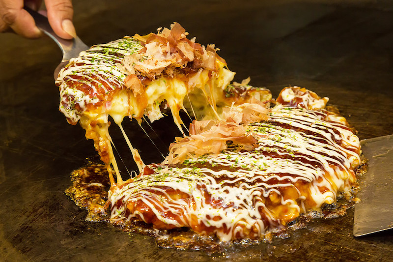 Bánh xèo Okonomiyaki vô cùng hấp dẫn. (Nguồn: Internet)