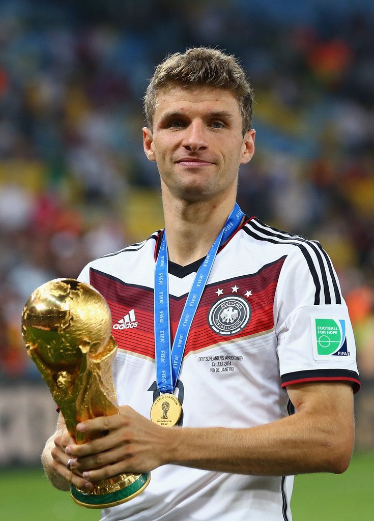 Muller cùng chiếc cúp vô địch World Cup (ảnh: Internet)