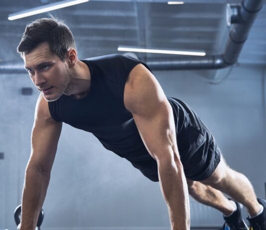 Với động tác chống đẩy, được gọi là chống đẩy trong biệt ngữ cross-fitness, bạn tập luyện cánh tay và cơ thể của mình.(Nguồn: Internet)