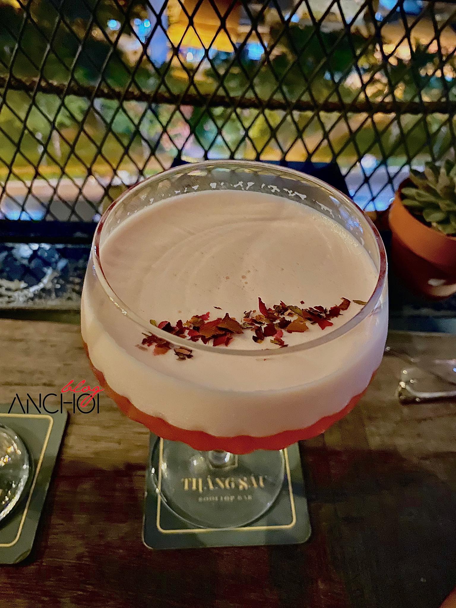 Món Premium Cocktail La Vie En Rose tại Rooftop Tháng Sáu (nguồn: BlogAnChoi)
