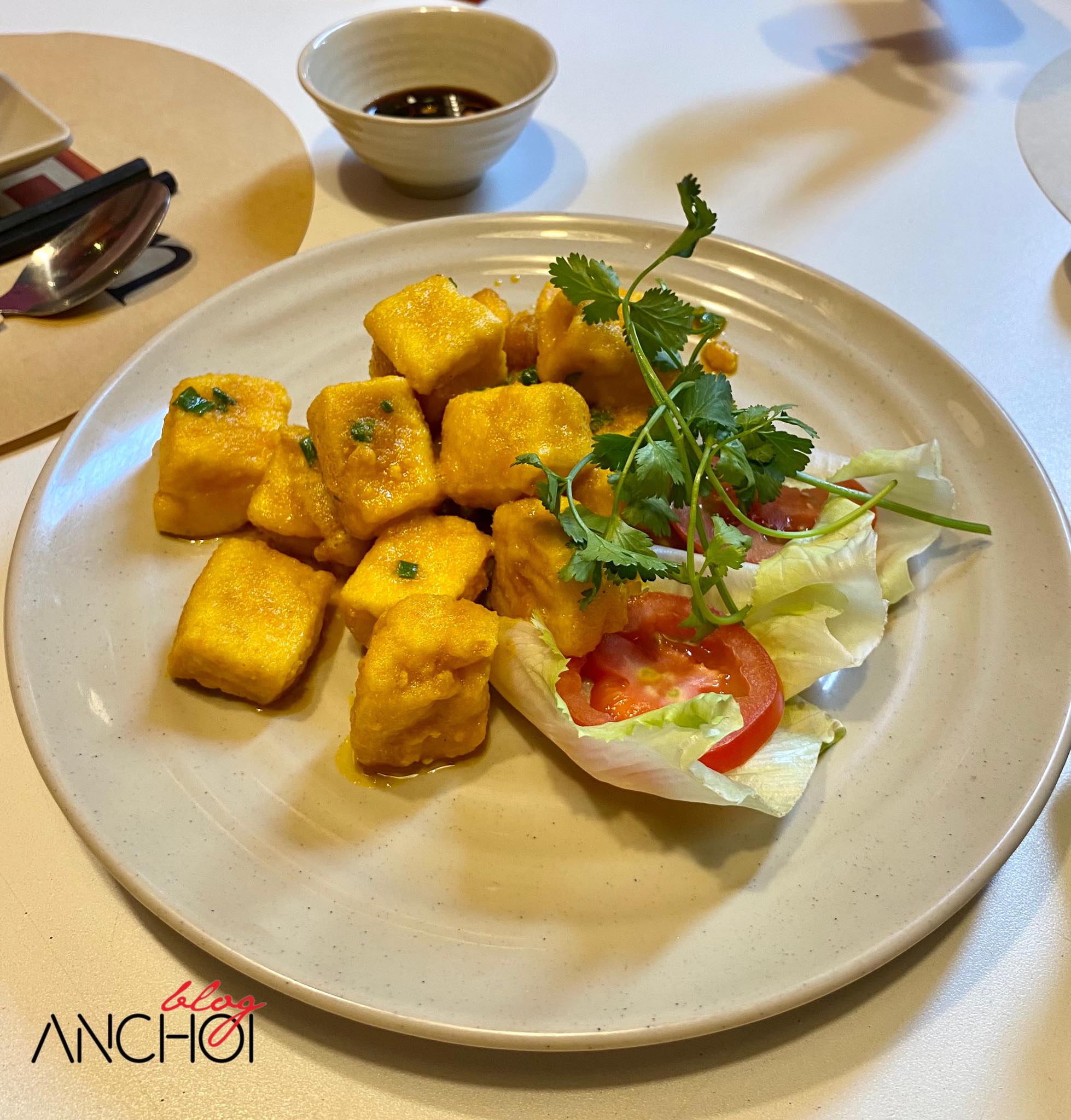 Món đậu hũ sốt trứng muối tại nhà hàng Ngon (nguồn: BlogAnChoi)