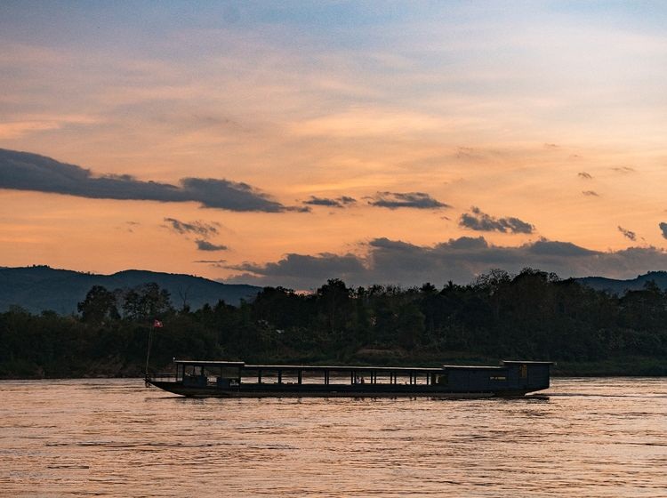 Đi Thuyền Trên Sông Mekong Lúc Hoàng Hôn ở Luang Prabang, Lào (Nguồn: Internet)