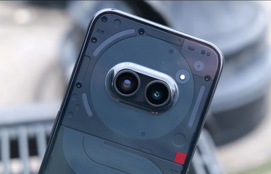 Cụm camera ở mặt sau của Phone 2a giống như khuôn mặt của Wall-E (Ảnh: Internet)