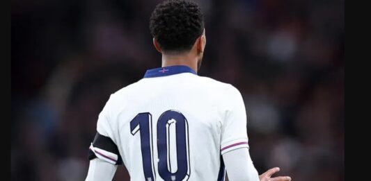 Đội tuyển Anh mặc áo đấu “kỳ lạ” trong trận giao hữu với đội tuyển Bỉ chuẩn bị cho Euro 2024 Tại sao áo đấu của các cầu thủ Anh lại mất tên? (Ảnh: Internet)