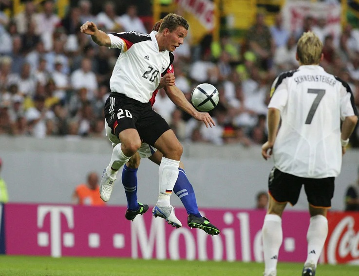 Trang phục thi đấu Euro 2024 của đội tuyển Đức gợi nhớ lại 20 năm trước (Ảnh: Internet)