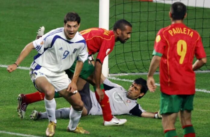 Angelos Charisteas ăn mừng bàn thắng quyết định trong trận chung kết Euro 2004 (Ảnh: Internet)