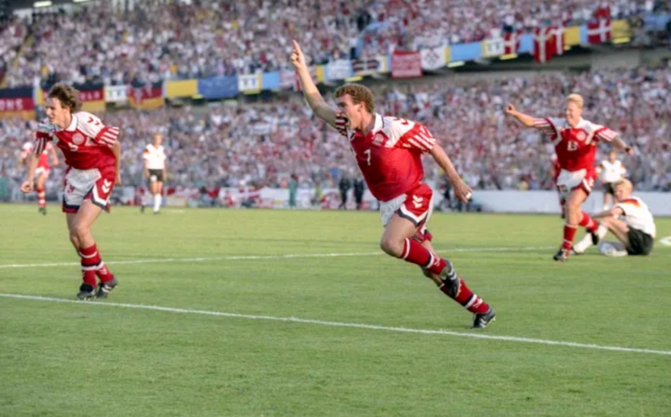 John Jensen của Đan Mạch ăn mừng sau khi mở tỷ số ở trận chung kết Euro 92 (Ảnh: Internet)