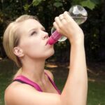 hãy uống nước cho đến khi bạn giảm cảm giác thèm ăn vặt, vì nó có thể dễ dàng bổ sung thêm 100 calo.(Nguồn: Internet)