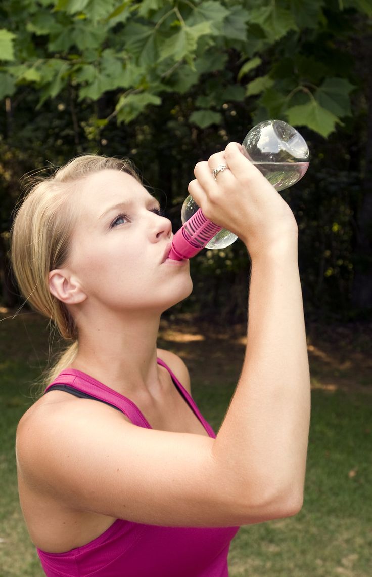 hãy uống nước cho đến khi bạn giảm cảm giác thèm ăn vặt, vì nó có thể dễ dàng bổ sung thêm 100 calo.(Nguồn: Internet)