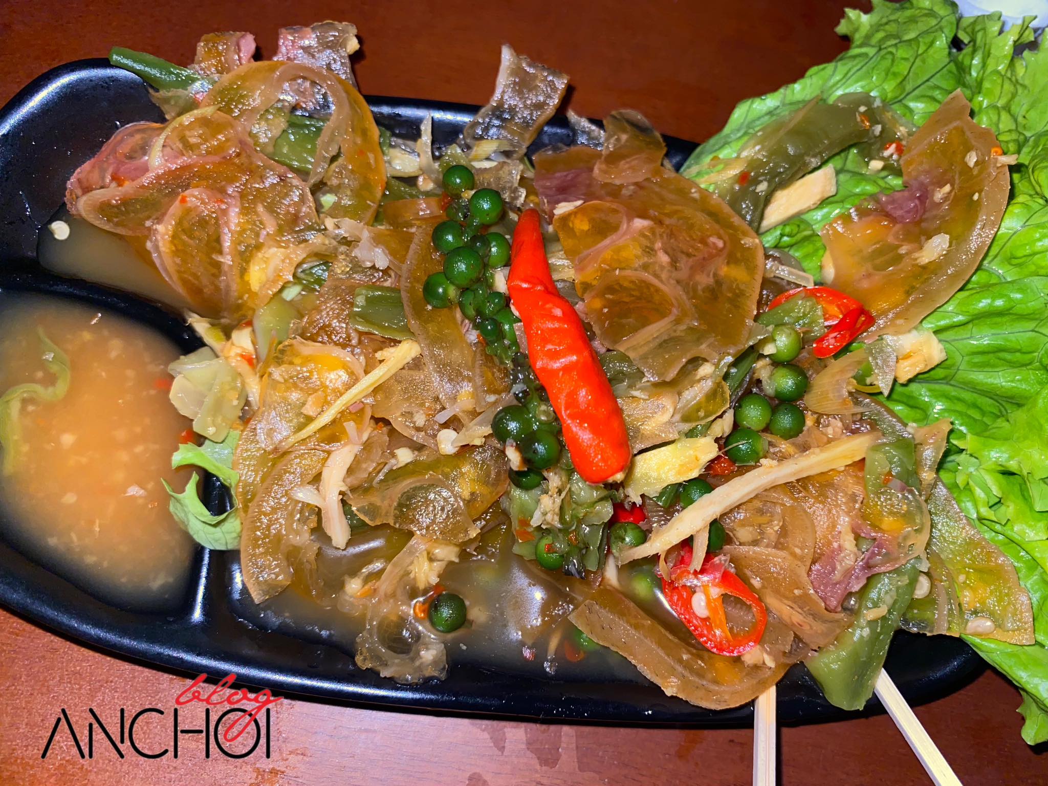 Món gân bò ngâm rau tiến vua chua ngọt tại Vi Vu Rooftop (nguồn: BlogAnChoi)