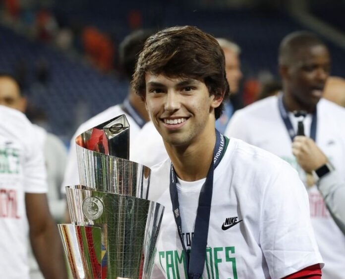 Joao Felix cùng chiếc cúp vô địch Nation League trong màu áo Bồ Đào Nha (ảnh: Internet)