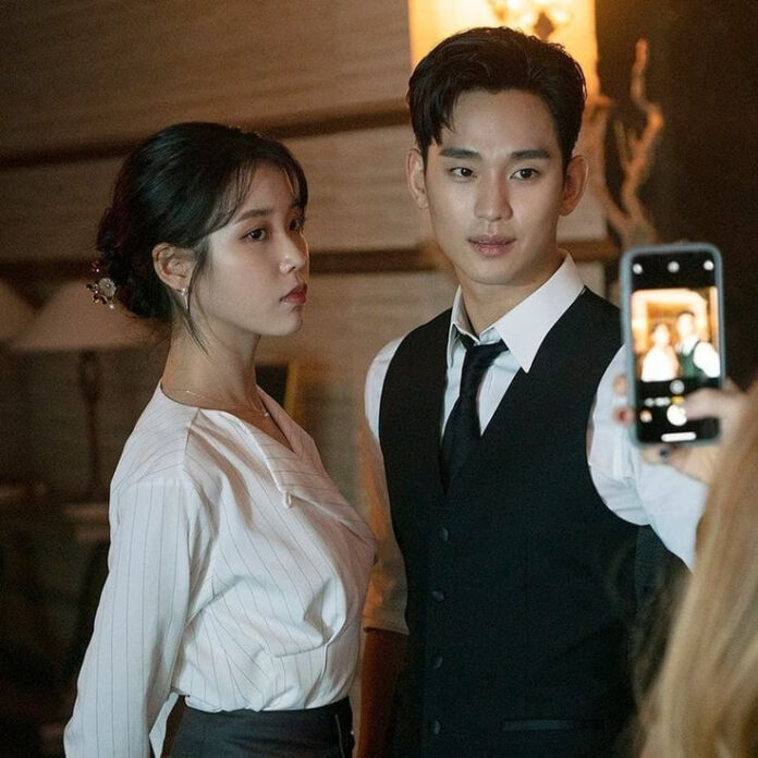 Dù hiếm khi gặp gỡ nhưng khi mỗi lần xuất hiện, đứng chung khung hình, IU và Kim Soo Hyun lại đều khiến dân tình đứng ngồi không yên trước khí chất vô cùng tài phiệt, cuốn hút.