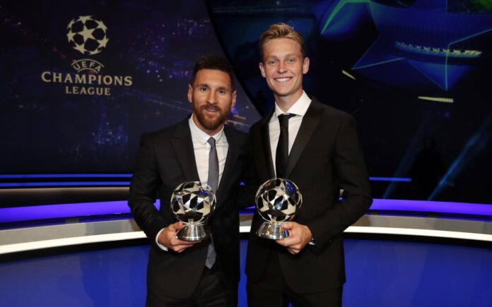 Frenkie de Jong cùng chiếc cúp giải thưởng cá nhân cùng với Messi (ảnh: Internet)