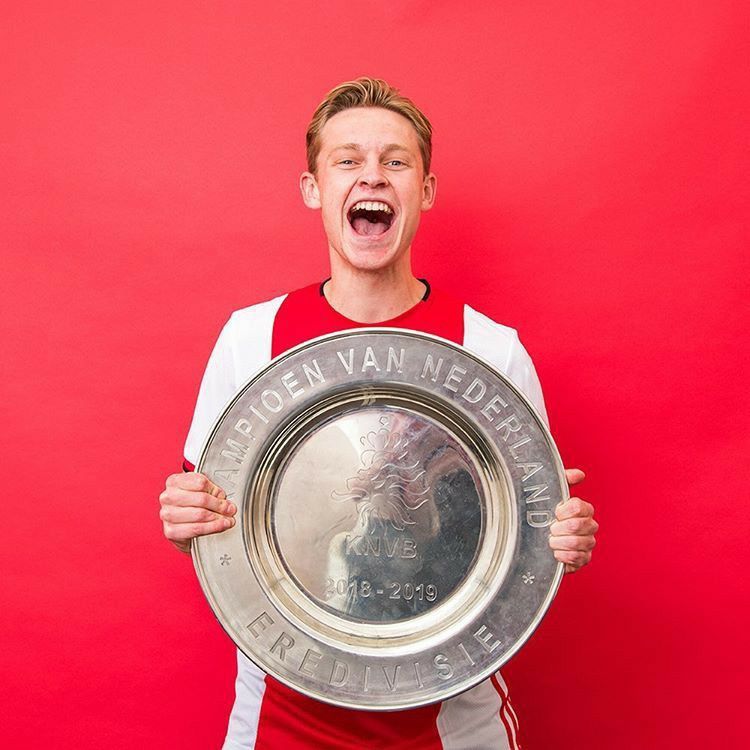 Frenkie de Jong cùng chiếc cúp vô địch trong màu áo Ajax (ảnh: Internet)
