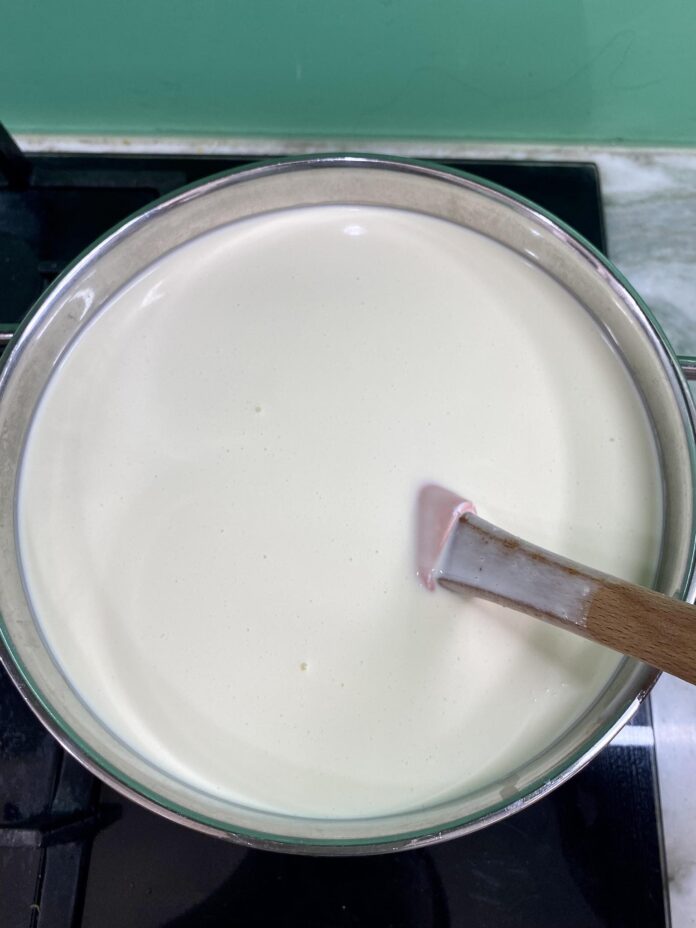 Đun hỗn hợp whipping cream, sữa tươi, đường và vani trên lửa nhỏ (nguồn: BlogAnChoi)