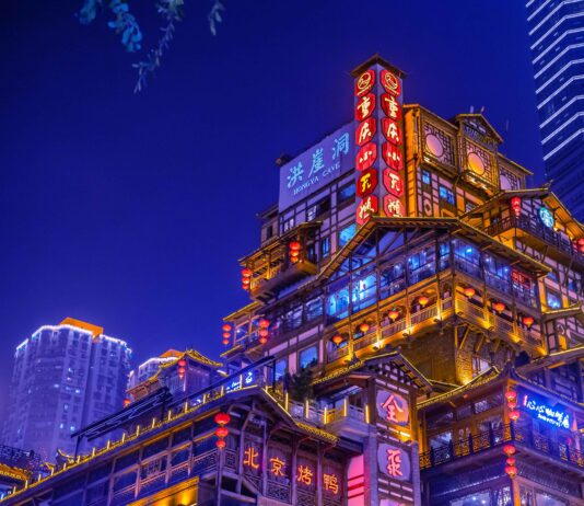 Khám phá Hồng Nhai Động: Vẻ đẹp huyền ảo rực rỡ giữa trời đêm