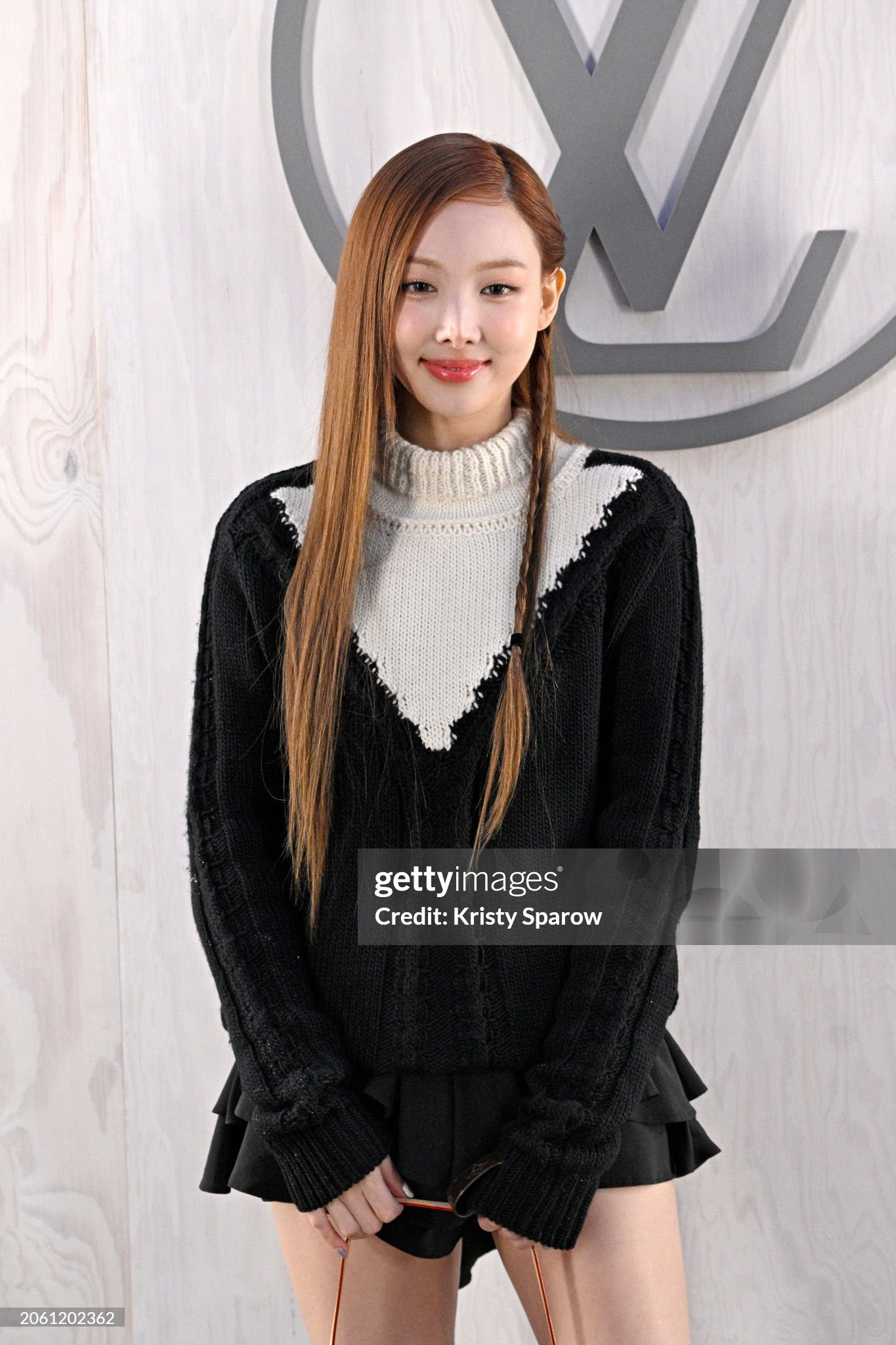 hình ảnh Nayeon tại show diễn chỉ được nhà mốt cập nhật sau 1 ngày diễn ra Fashion Week. Nhiều fan cho rằng có lẽ Louis Vuitton đã lãng quên nữ thần tượng.