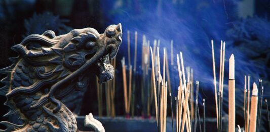 10 kiêng kỵ khi đi chùa thắp hương để không phạm lỗi 5. Hãy nghĩ rằng các loại hương khác nhau có những công dụng khác nhau như hương kiếm tiền, hương học tập, hương cầu nguyện cho con cái, hương chữa bệnh, hương cầu nguyện, v.v. (Đây đều là mánh lới quảng cáo của một số doanh nghiệp. Không có sự khác biệt giữa hương thơm và sự chân thành.)