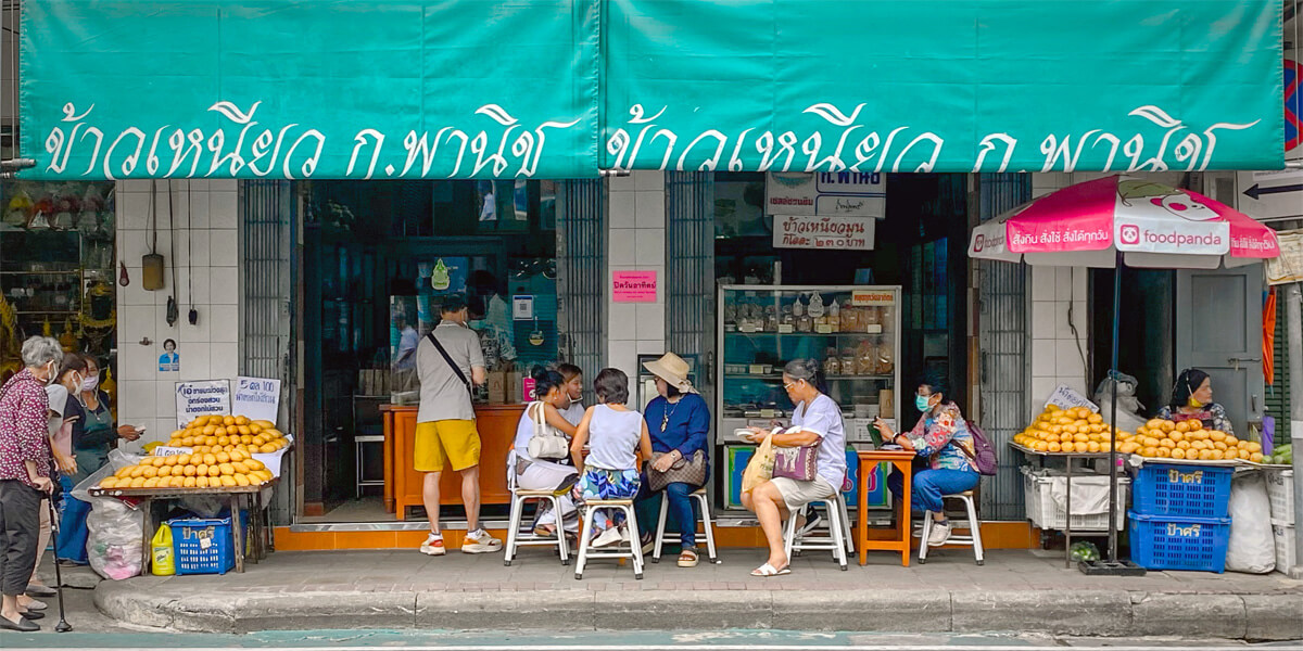Kor Panich là một cửa hàng đồ ngọt Thái Lan ở Bangkok, Thái Lan. Khai trương vào năm 1932 trong một căn nhà phố trên đường Tanao, tiệm bánh nổi tiếng với món tráng miệng xôi, trong đó có xôi xoài.
