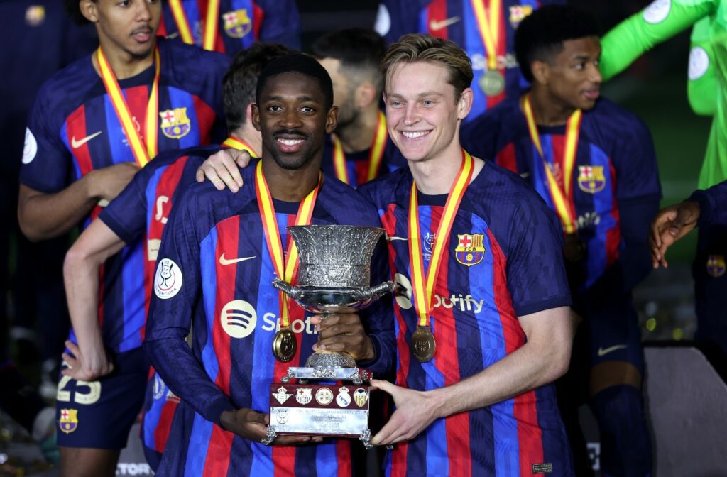Frenkie de Jong cùng chiếc cúp vô địch trong màu áo Barcelona (ảnh: Internet)