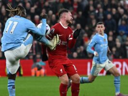 Tranh cãi sau trận Liverpool vs Manchester City: Quỷ đỏ mất penalty, Kevin De Bruyne mâu thuẫn với HLV Pep Guardiola? Tình huống được cho là có thể penalty cho Liverpool (Ảnh: Internet)