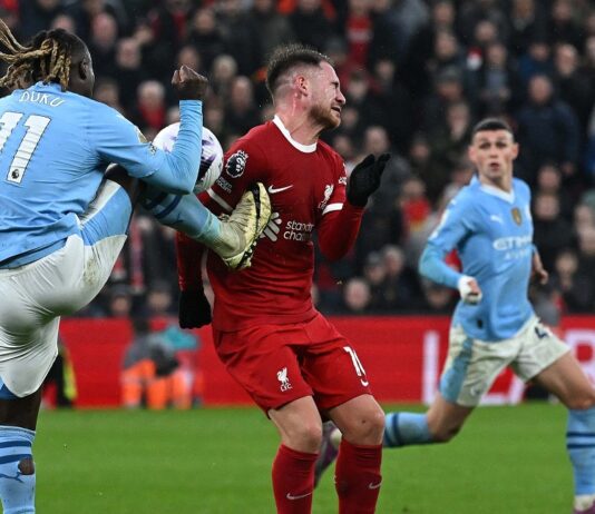 Tình huống được cho là có thể penalty cho Liverpool (Ảnh: Internet)