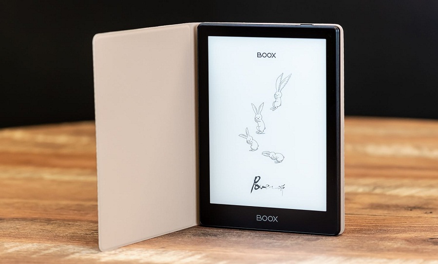 Máy đọc sách Boox Poke 5 kèm vỏ bọc hiển thị những chú thỏ trên màn hình (Ảnh: Internet)