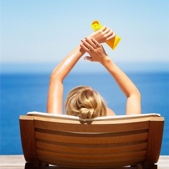 Chống nắng là điều đặc biệt quan trọng trong việc chăm sóc da mùa hè (Nguồn: Internet)