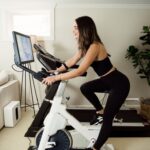 Là một máy tập tim mạch có tác động thấp khác, xe đạp cố định cũng cho phép bạn ngồi trong khi tập thể dục,