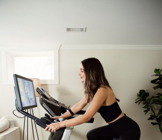 Là một máy tập tim mạch có tác động thấp khác, xe đạp cố định cũng cho phép bạn ngồi trong khi tập thể dục,