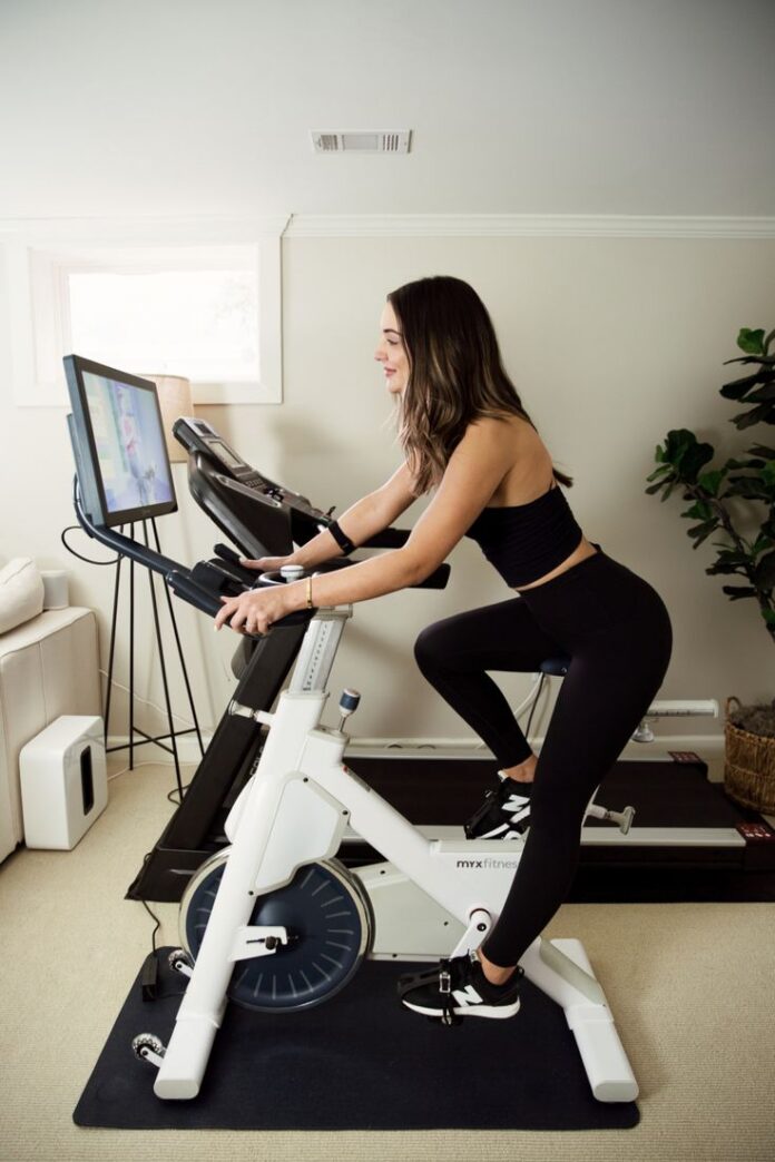 Là một máy tập tim mạch có tác động thấp khác, xe đạp cố định cũng cho phép bạn ngồi trong khi tập thể dục,