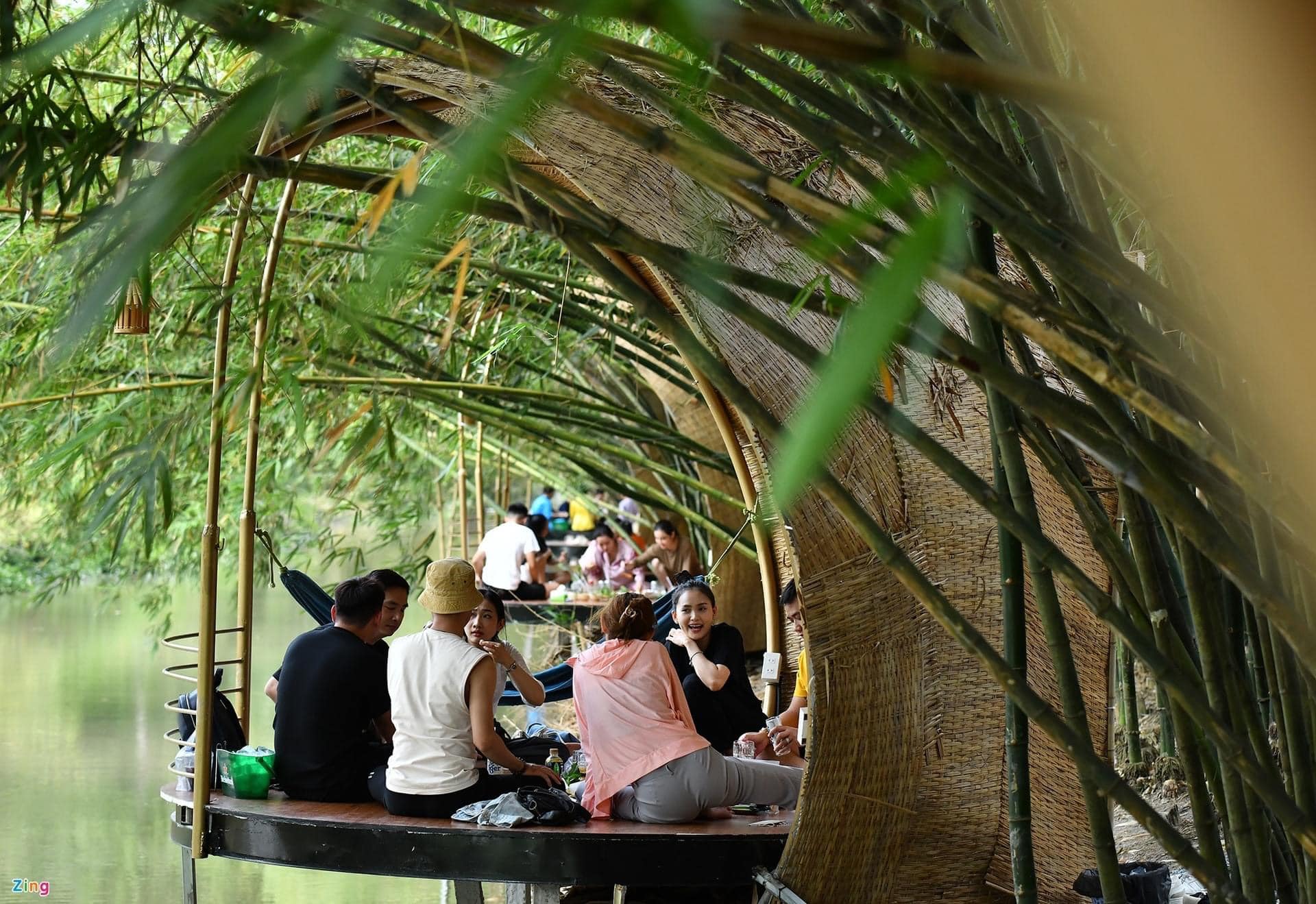 Các tum ăn uống ven sông có không gian mở tại Vườn tre Tư Sang