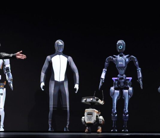 Nvidia ra mắt loạt công nghệ khủng: Chip AI siêu mạnh, robot giống người sắp thành sự thật? Jensen Huang - người sáng lập kiêm giám đốc điều hành Nvidia phát biểu tại hội nghị Nvidia GTC ở San Jose, Mỹ (Ảnh: Internet)