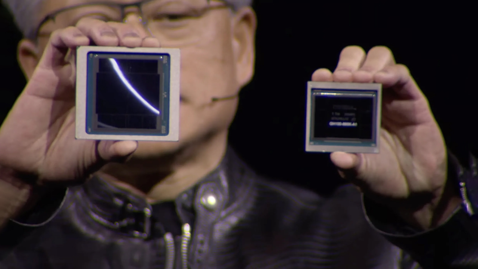 CEO Jensen Huang cầm chip B200 mới nhất (bên trái) và chip H100 (bên phải) (Ảnh: Internet)