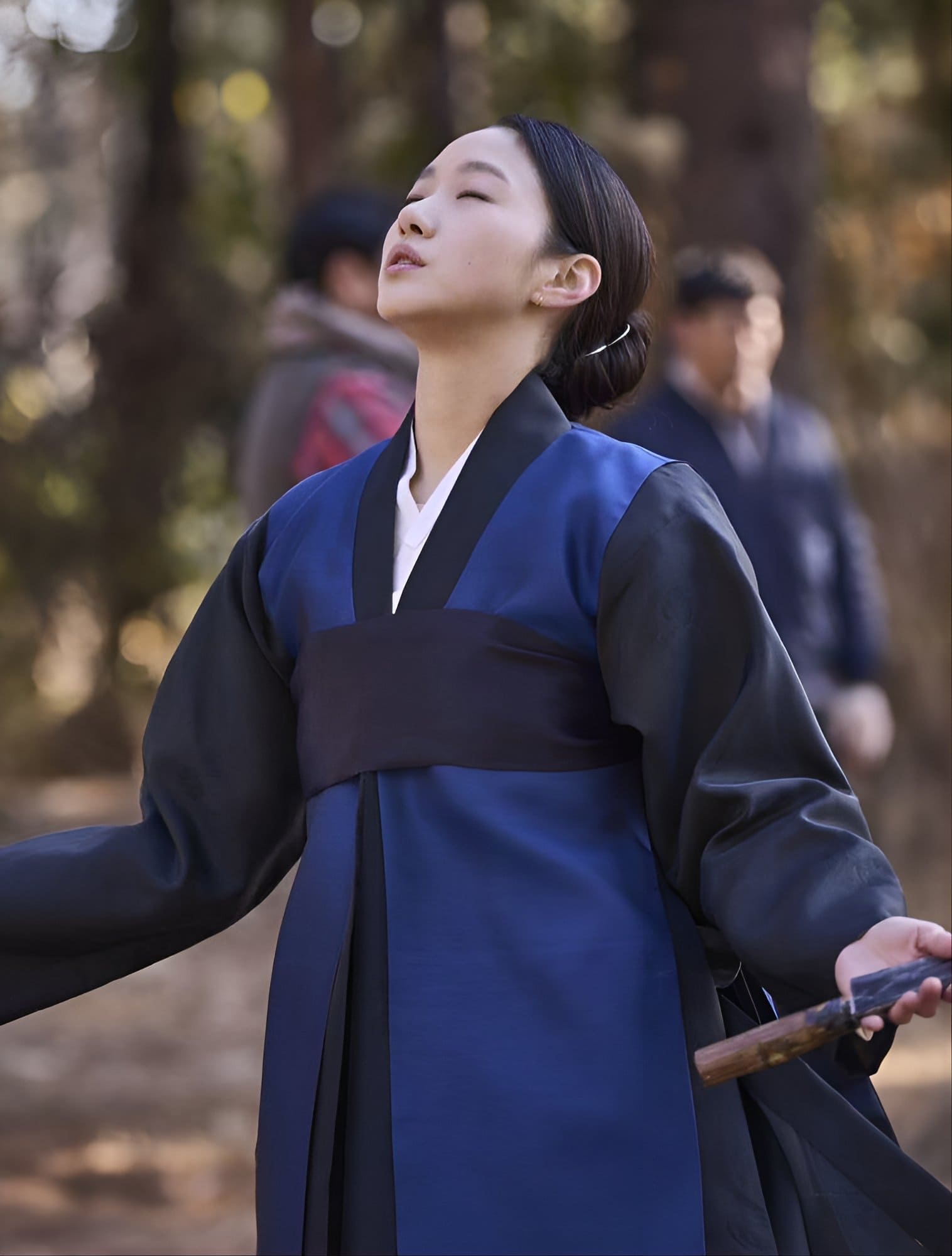 Trong phim, Kim Go-eun thủ vai pháp sư Hwa Rim, một người có năng lực kết nối cùng các linh hồn (Ảnh: Internet)