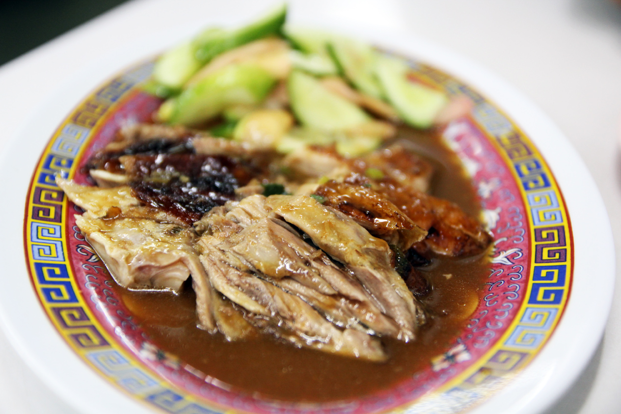Prachak rất nổi tiếng với món vịt quay theo phòng cách Trung Hoa, với da vịt thì giòn trong khi thịt vịt lại rất ngọt