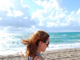 5 bài tập thể dục trên bãi biển rèn luyện sức khỏe vô cùng thú vị Bước về phía trước bằng chân phải, giữ đầu gối trước phía trên mắt cá chân và hạ thấp cơ thể sao cho đầu gối sau chạm cát.(Nguồn: Internet)