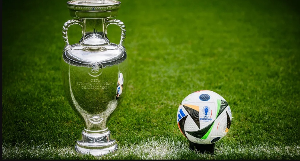 Quả bóng thi đấu chính thức của Euro 2024 cùng với chiếc cúp vô địch (Ảnh: Internet)
